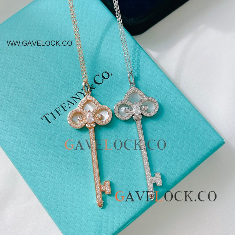 Tiff@ny Fleur de Lis s925 Pendant set with Diamonds